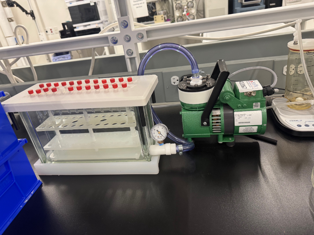 Image of Chemglass Vacuum Manifold w Pump
